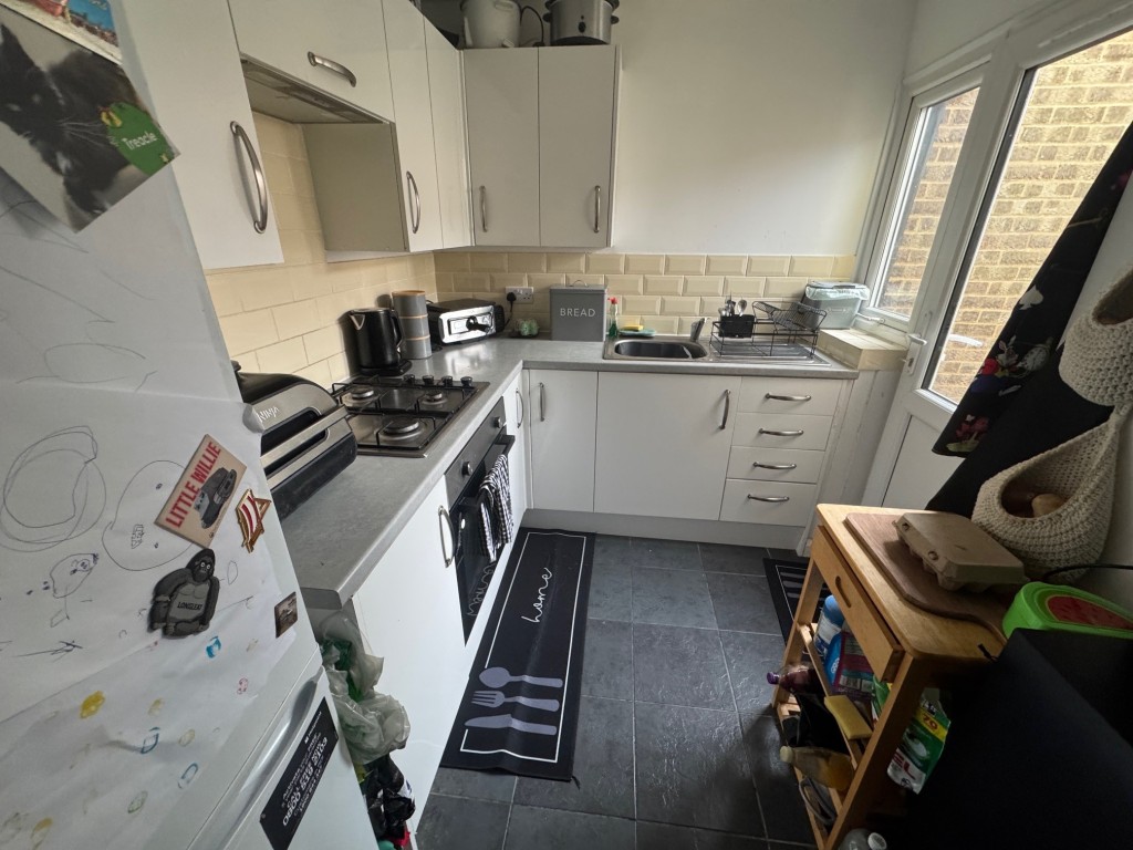 Lot: 137 - THREE-BEDROOM HOUSE FOR INVESTMENT - Kitchen